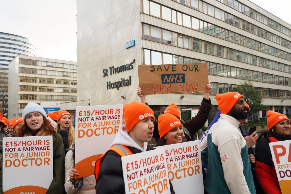 Los doctores británicos en Londres comienzan una histórica huelga de seis días en el Reino Unido.