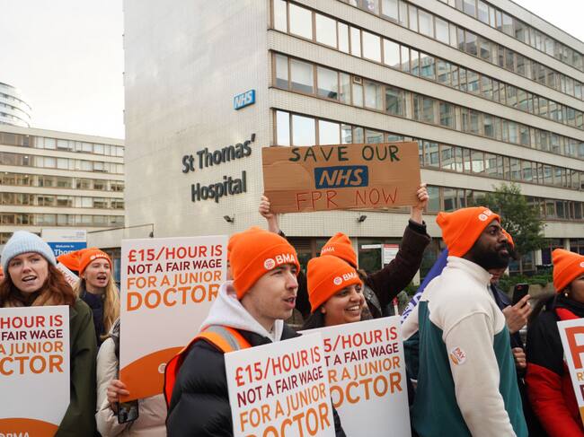 Los doctores británicos en Londres comienzan una histórica huelga de seis días en el Reino Unido.