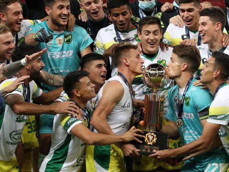 Argentina's Defensa y Justicia footballers raise the trophy of the Recopa Sudamericana after wining the final football match against Brazil's Palmeiras at the Mane Garrincha Stadium in Brasilia, on April 15, 2021. (Photo by Buda Mendes / POOL / AFP) (Photo by BUDA MENDES/POOL/AFP via Getty Images)