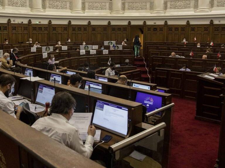 17 de Febrero 2022 / SANTIAGOEl pleno de la Convención constitucional en su tercer día de deliberación y votación de los artículos elaborados por la Comisión Sistemas de Justicia.
FOTO: LUIS FELIPE ARAYA / AGENCIAUNO