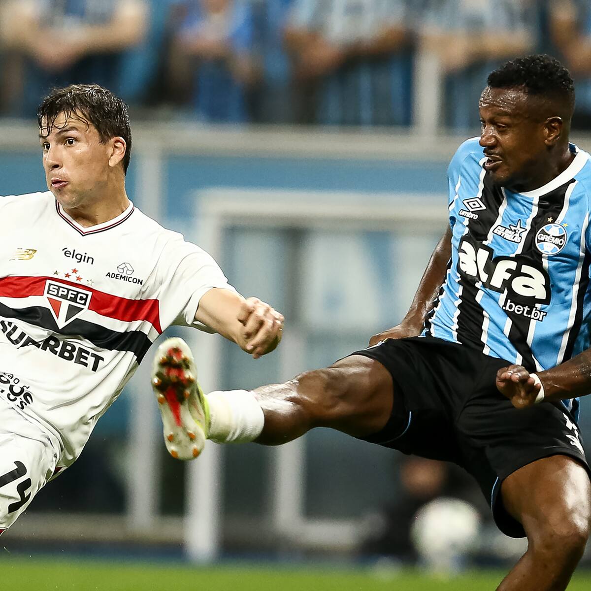 Gonzalo Tapia casi marca un golazo: Sao Paulo sufre un tropiezo ante Gremio en el Brasileirao