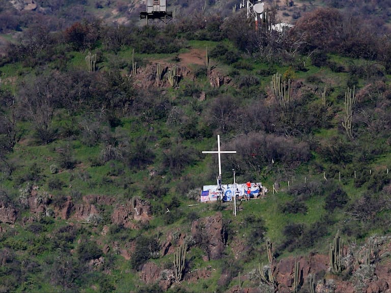 Hinchas de la UC desplegaron lienzo del Apruebo en la cruz del «Mumo» Tupper durante el Clásico Universitario