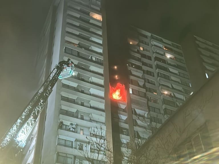 Incendio afecta a departamentos en el centro de Santiago