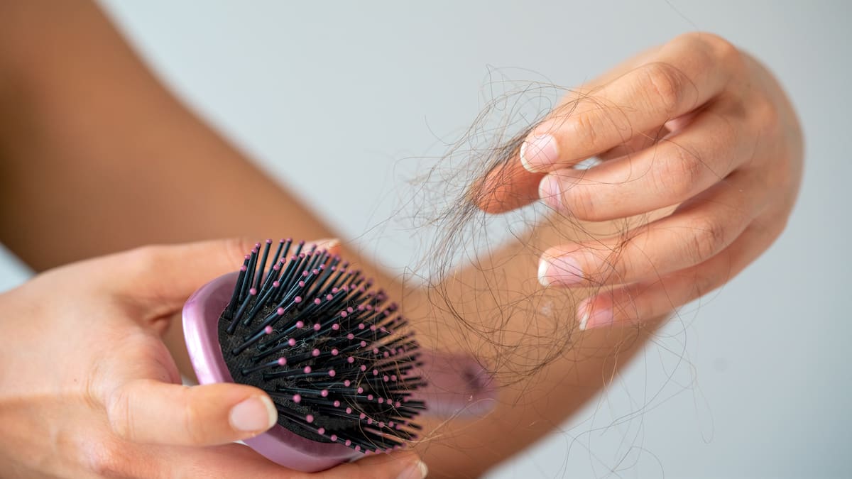 Aumenta la caída del cabello en Chile: esta es la causa que explicaría el alza de casos en mujeres