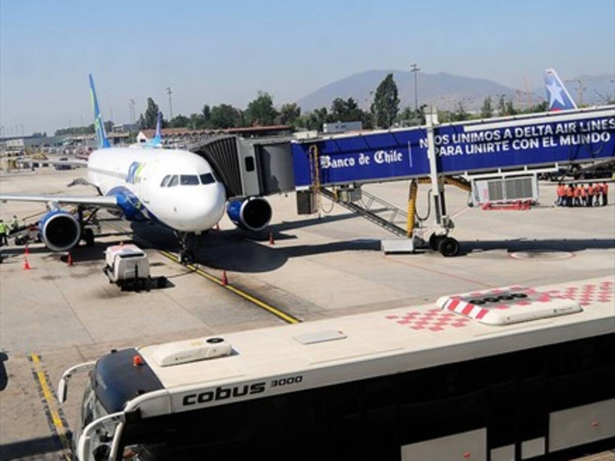 Ministro de Hacienda y aerolíneas enfrentadas por alto precio de las tasas de embarque