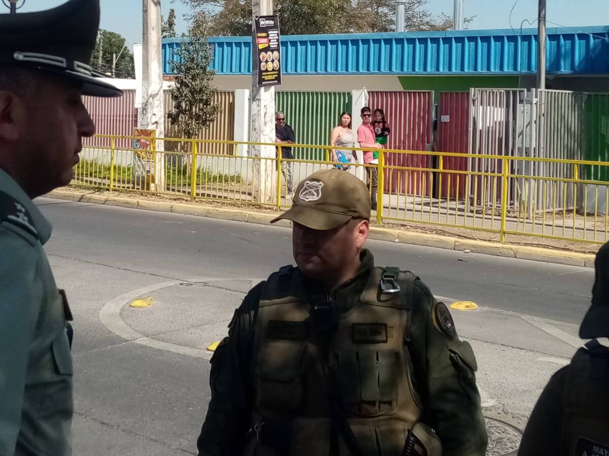 Tensión en Maipú: mujer se refugió en jardín infantil mientras escapaba de asalto