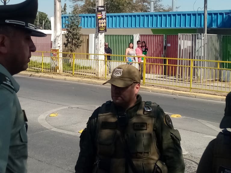 Tensión en Maipú: mujer se refugió en jardín infantil mientras escapaba de asalto