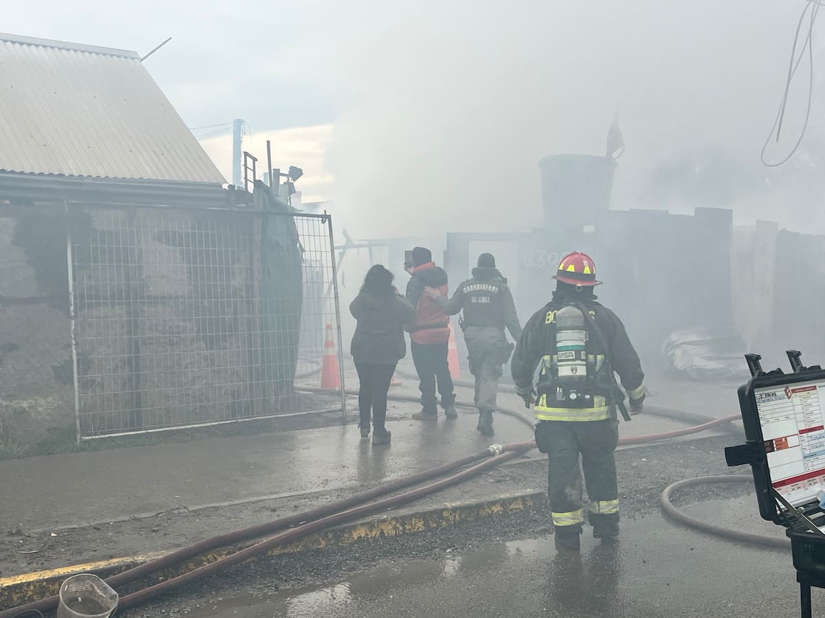 Voraz incendio afecta toma en Quilicura: evacúan el asentamiento y movilizan decenas de bomberos