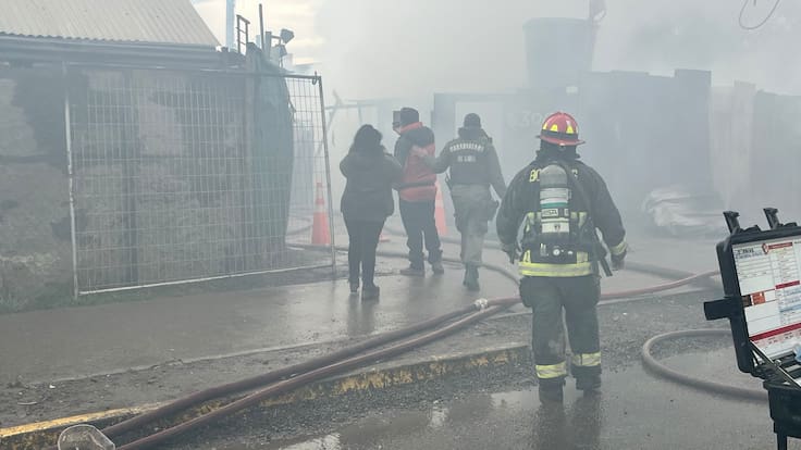 Voraz incendio afecta toma en Quilicura: evacúan el asentamiento y movilizan decenas de bomberos