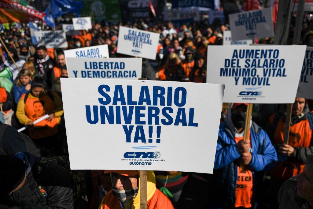 Organizaciones sociales piden mejoras salariales en la capital de Argentina