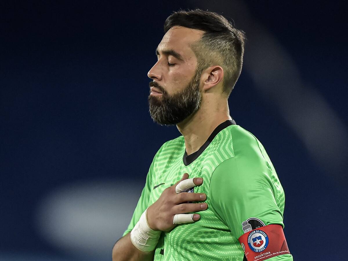 Claudio Bravo y Arturo Vidal lideraron al grupo de jugadores que llegó a Chile para sumarse al plantel de La Roja