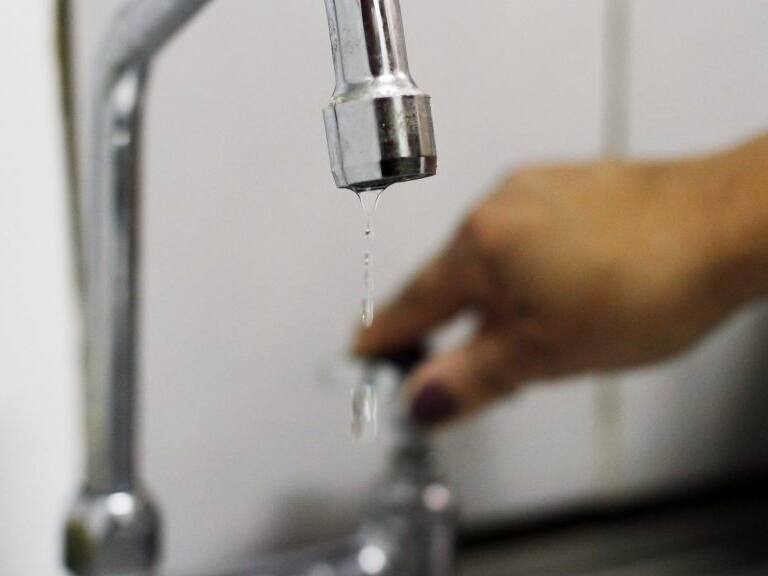 03 de Septiembre del 2013/SANTIAGO
Hoy a las 17:00 se produjo enl anunciado corte de agua en la capital por parte de aguas andina, donde la entidad explicó que el corte obedece a que "Aguas Andinas se encuentra ejecutando importantes obras destinadas a aumentar las reservas de agua potable