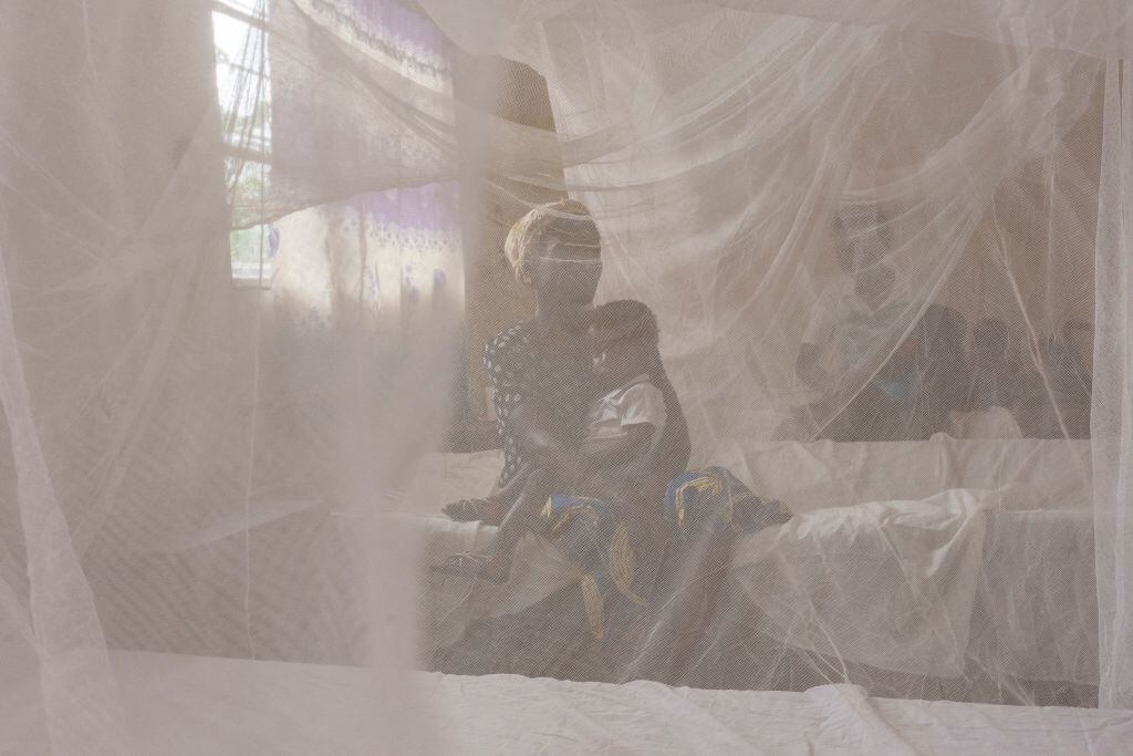 Madre e hijo esperan ayuda médica por mala alimentación en la RD Congo