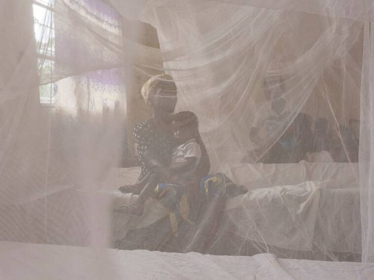Madre e hijo esperan ayuda médica por mala alimentación en la RD Congo