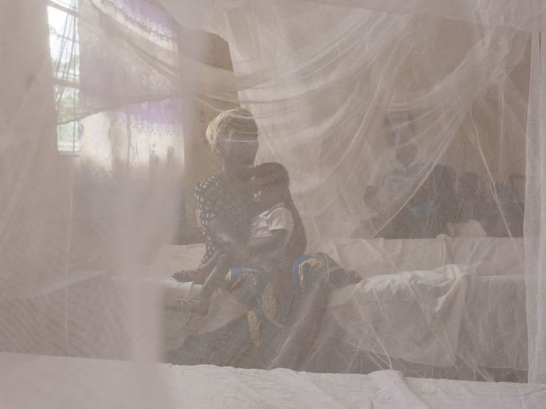 Madre e hijo esperan ayuda médica por mala alimentación en la RD Congo