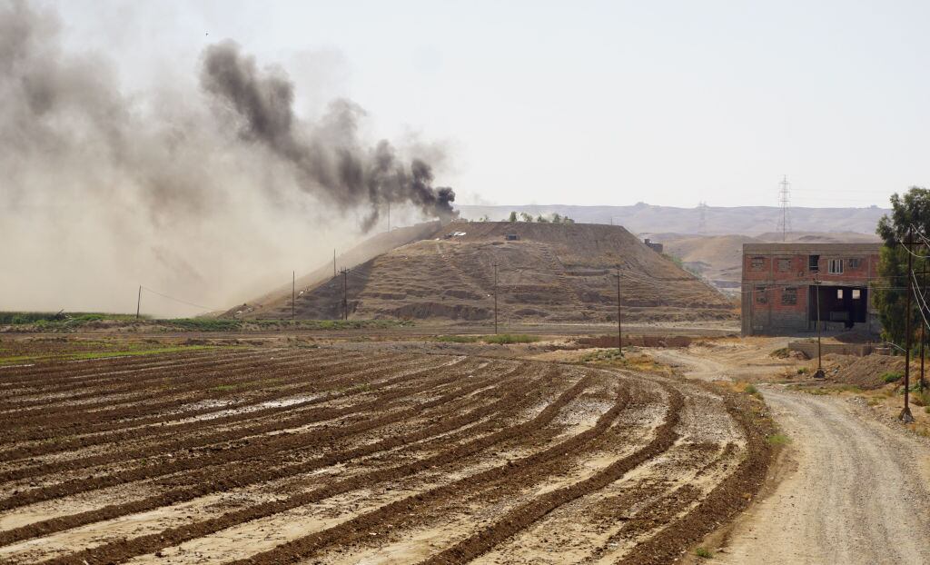 El humo sale tras ataque de Irán sobre villa Altrun Kupri en el Kurdistán de Irak