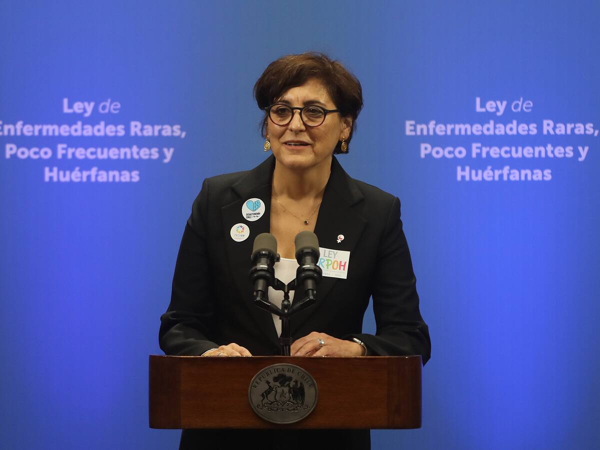 Ministra Aguilera admite gravedad tras informe de Contraloría por vacunas vencidas