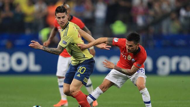 SAO PAULO, BRAZIL - JUNE 28: James Rodriguez of Colombia fights for the ball with Charles Aranguiz of Chile during the Copa America Brazil 2019 quarterfinal match between Colombia and Chile at Arena Corinthians on June 28, 2019 in Sao Paulo, Brazil. (Photo by Buda Mendes/Getty Images)