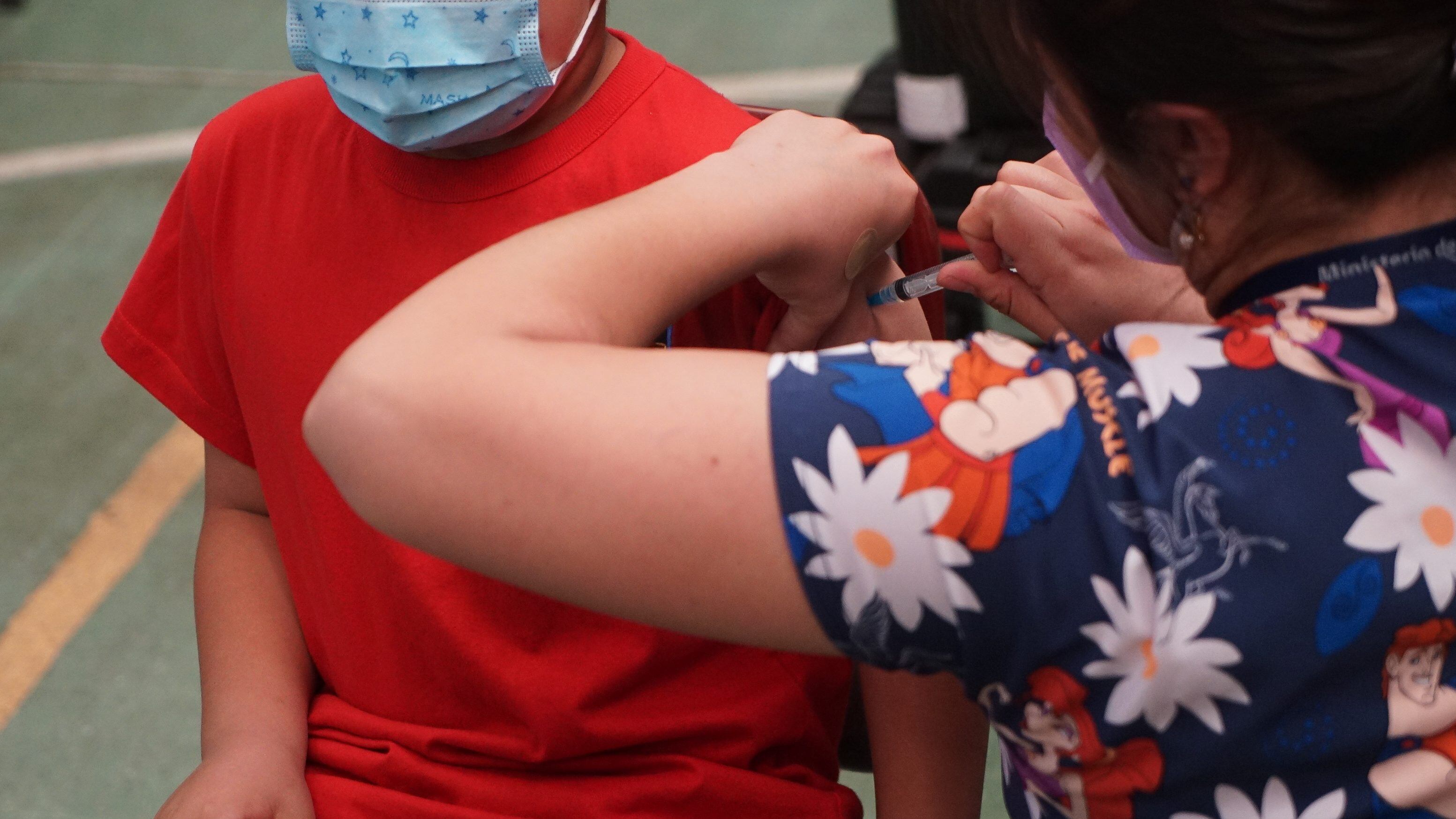 29 de octubre de 2021/SANTIAGOMinisterio de salud continúa la campaña de vacunación con dósis de refuerzo para niños en edad de Educación Básica, la Subsecretaria de Salud llegó hasta el Complejo Educacional Maipú para fiscalizar la actividad
FOTO: FRANCISCO CASTILLO /AGENCIAUNO