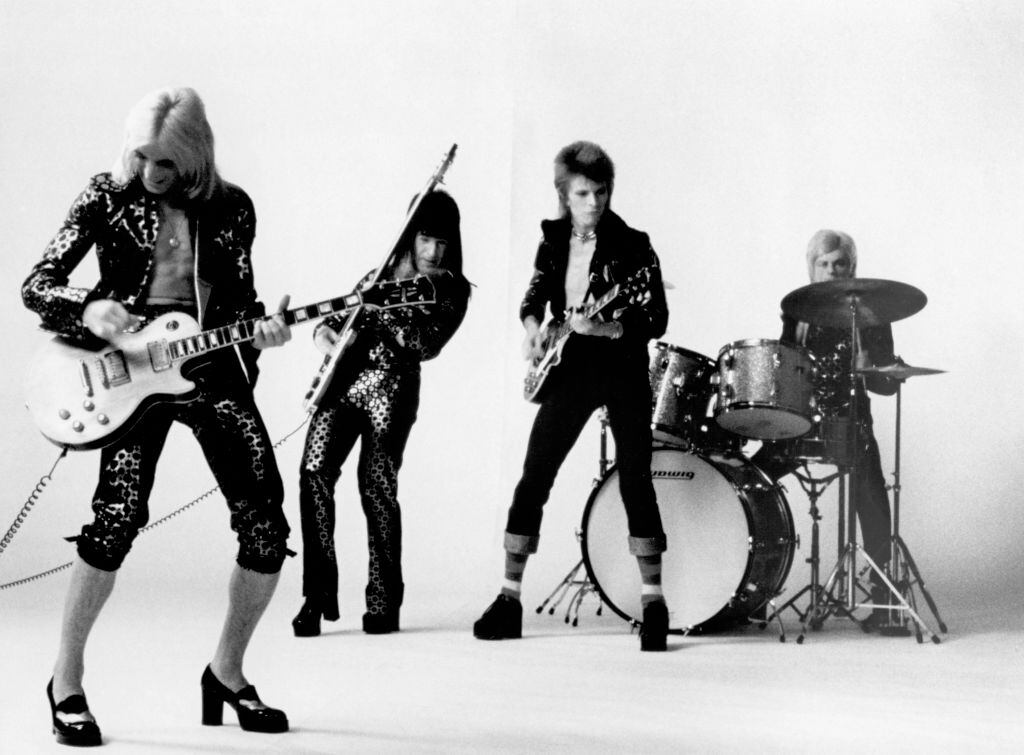 LONDON - NOVEMBER 1972: Guitarist Mick Ronson, bassist Trevor Bolder, David Bowie and drummer Mick Woodmansey of "Ziggy Stardust And The Spiders From Mars" pose for a portrait in November 1972 in London, England. (Photo by Michael Ochs Archives/Getty Images)