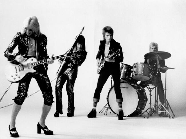 LONDON - NOVEMBER 1972: Guitarist Mick Ronson, bassist Trevor Bolder, David Bowie and drummer Mick Woodmansey of "Ziggy Stardust And The Spiders From Mars" pose for a portrait in November 1972 in London, England. (Photo by Michael Ochs Archives/Getty Images)