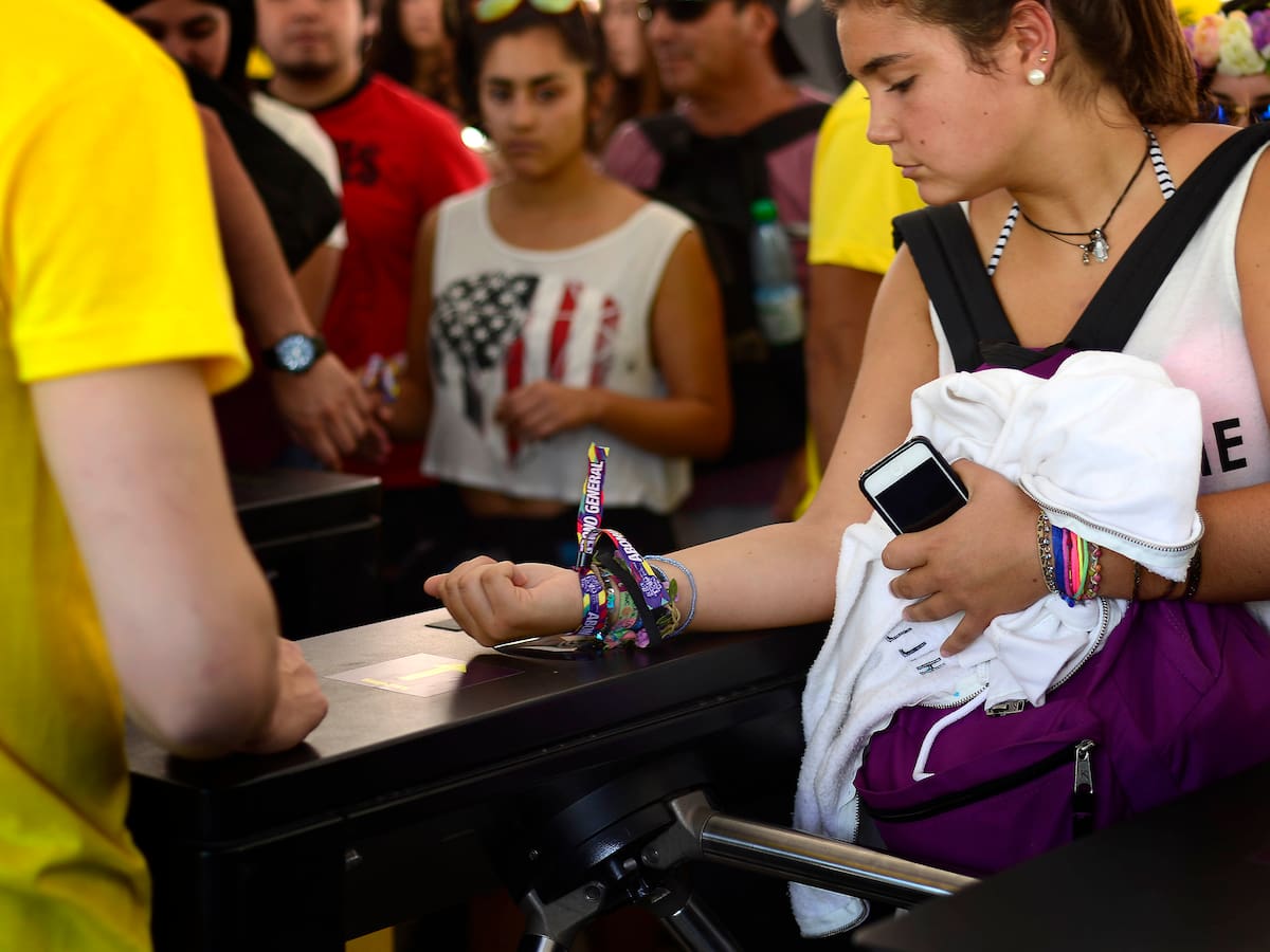 ¿Cómo cargar y retirar mi pulsera para Lollapalooza Chile 2024?