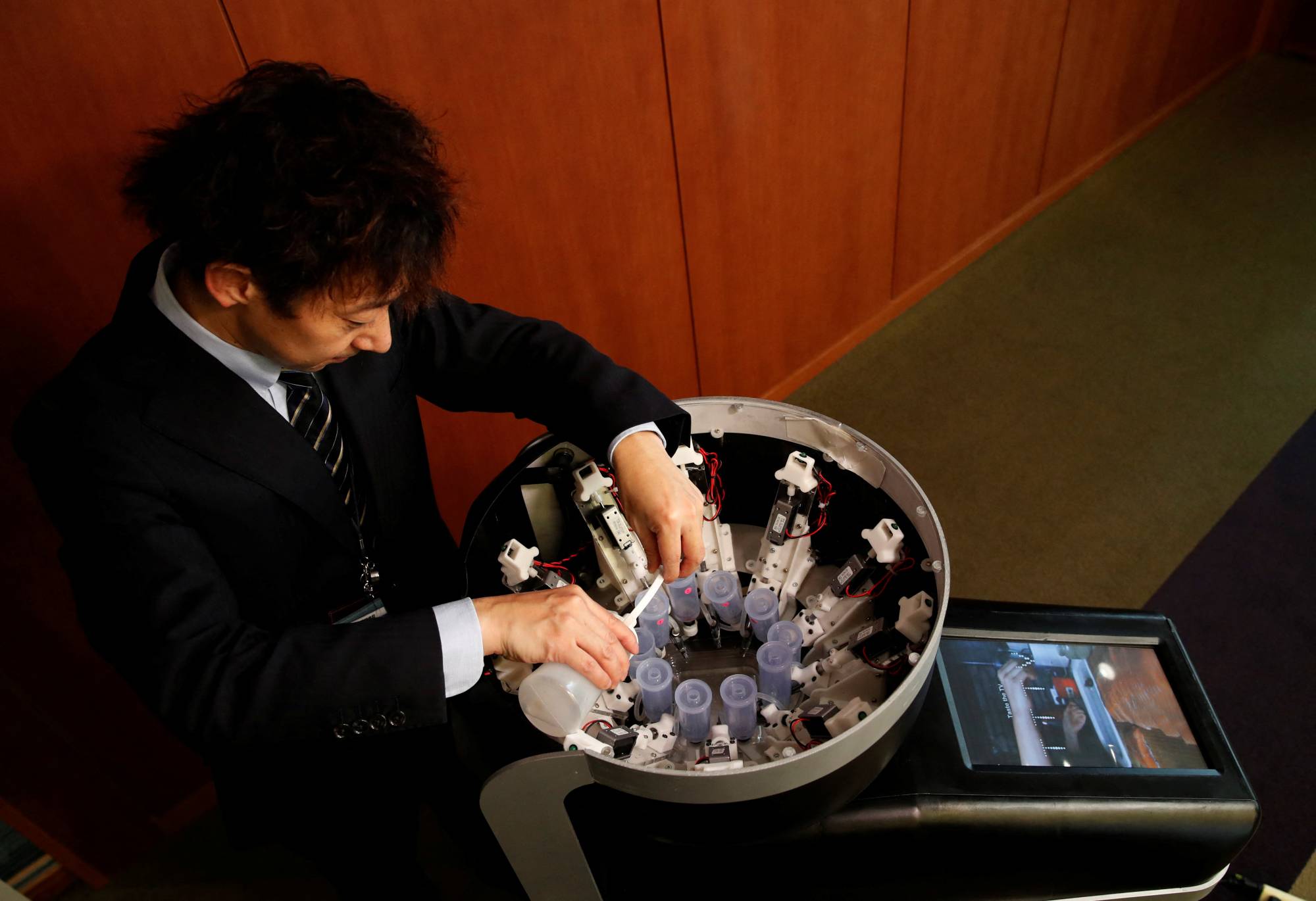 El profesor Homei Miyashita con el dispositivo que produce sabores para la pantalla de TV. Kim Kyung-Hoon – Reuters