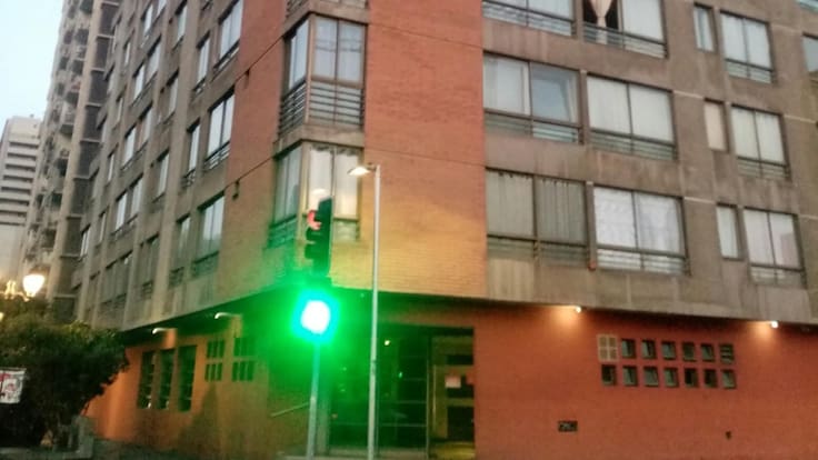 Niño de 3 años muere tras caer desde el piso 13 de un edificio en Santiago: PDI detectó fallas de seguridad