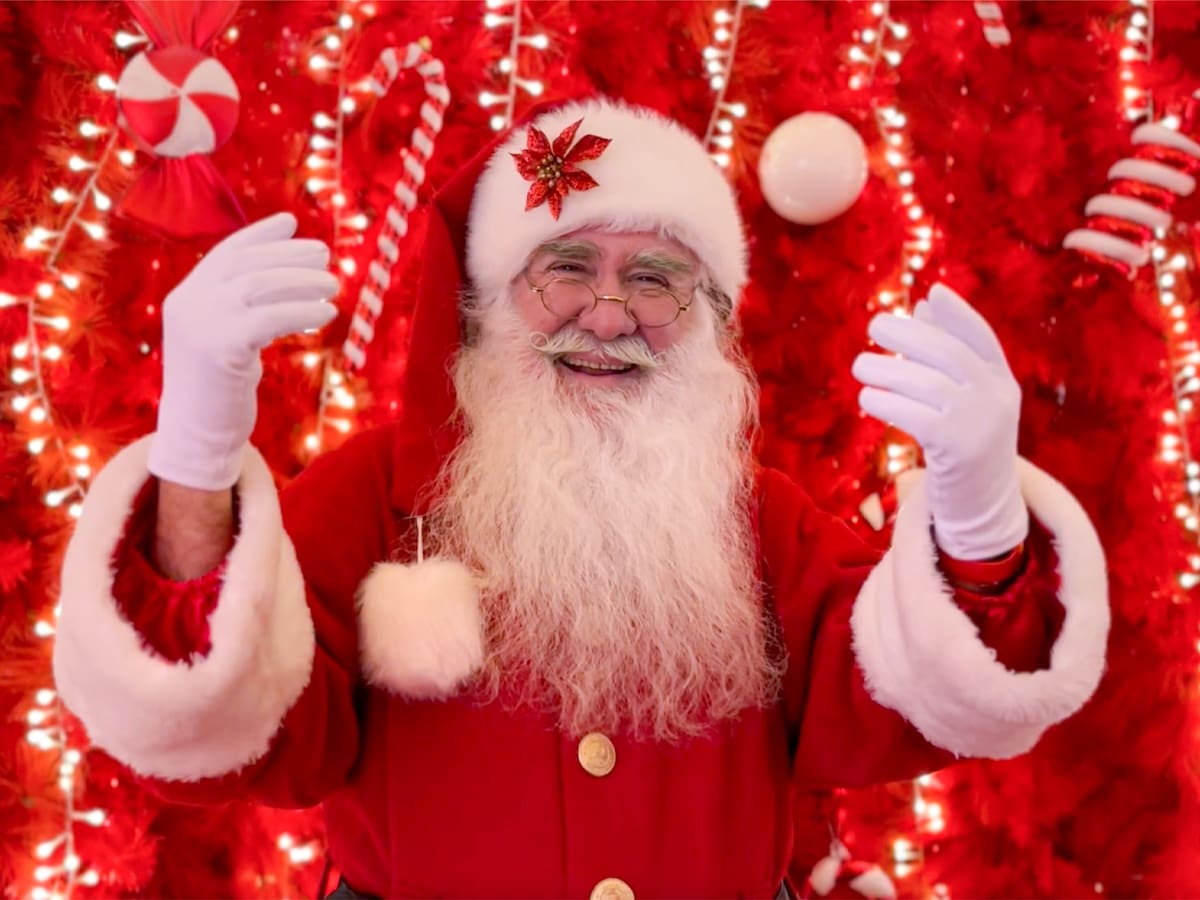 Viejito Pascuero graduado en la universidad de Santa Claus llega a Santiago para dar alegría a niños y niñas