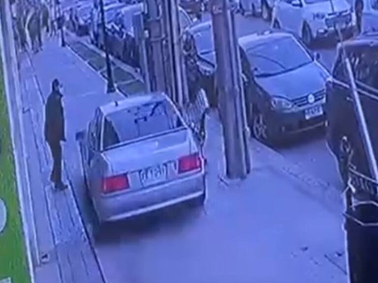 Conductor circuló por la vereda varios metros en Punta Arenas: Puso en riesgo la vida de al menos 10 peatones