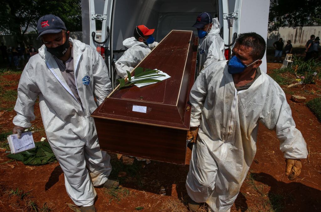 Funeral de víctima del Covid-19 en cementerio de Sao Paulo