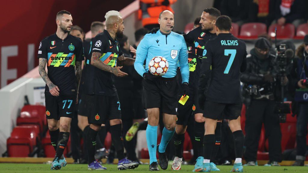 Héroe y villano: Alexis Sánchez asistió para la ventaja del Inter y se fue expulsado en menos de dos minutos