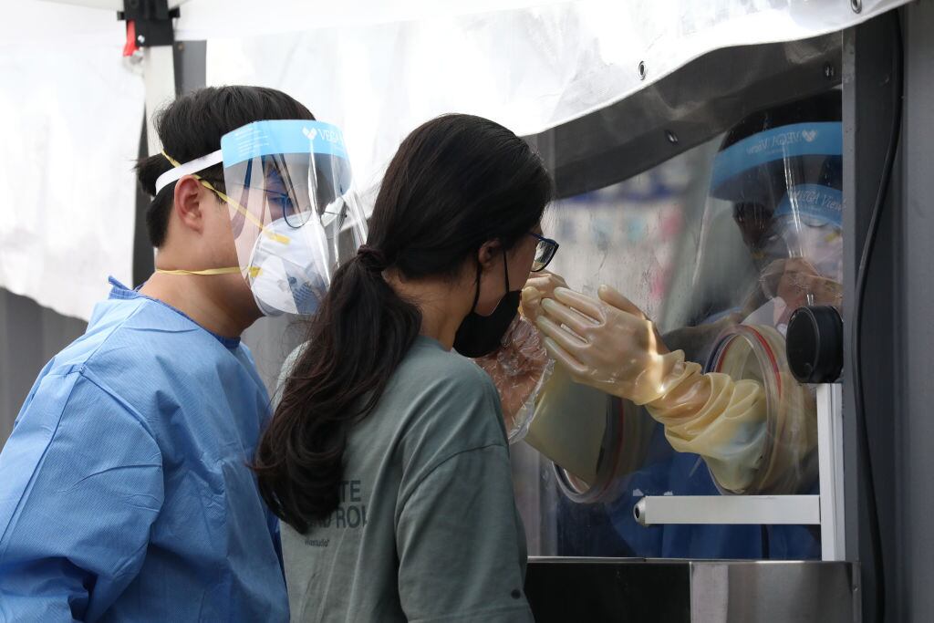 Trabajadores de la salud realizan test del Covid-19 en la República de Corea