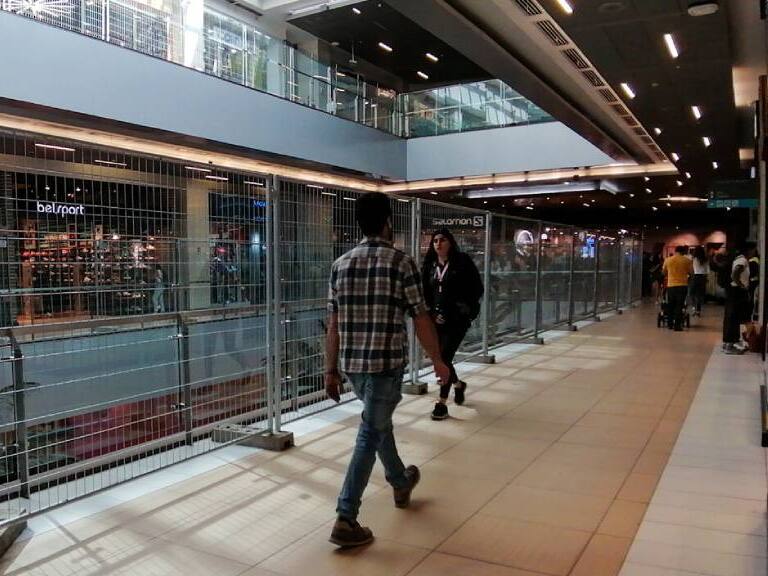 Tras hechos de esta semana: Costanera Center instala rejas de seguridad