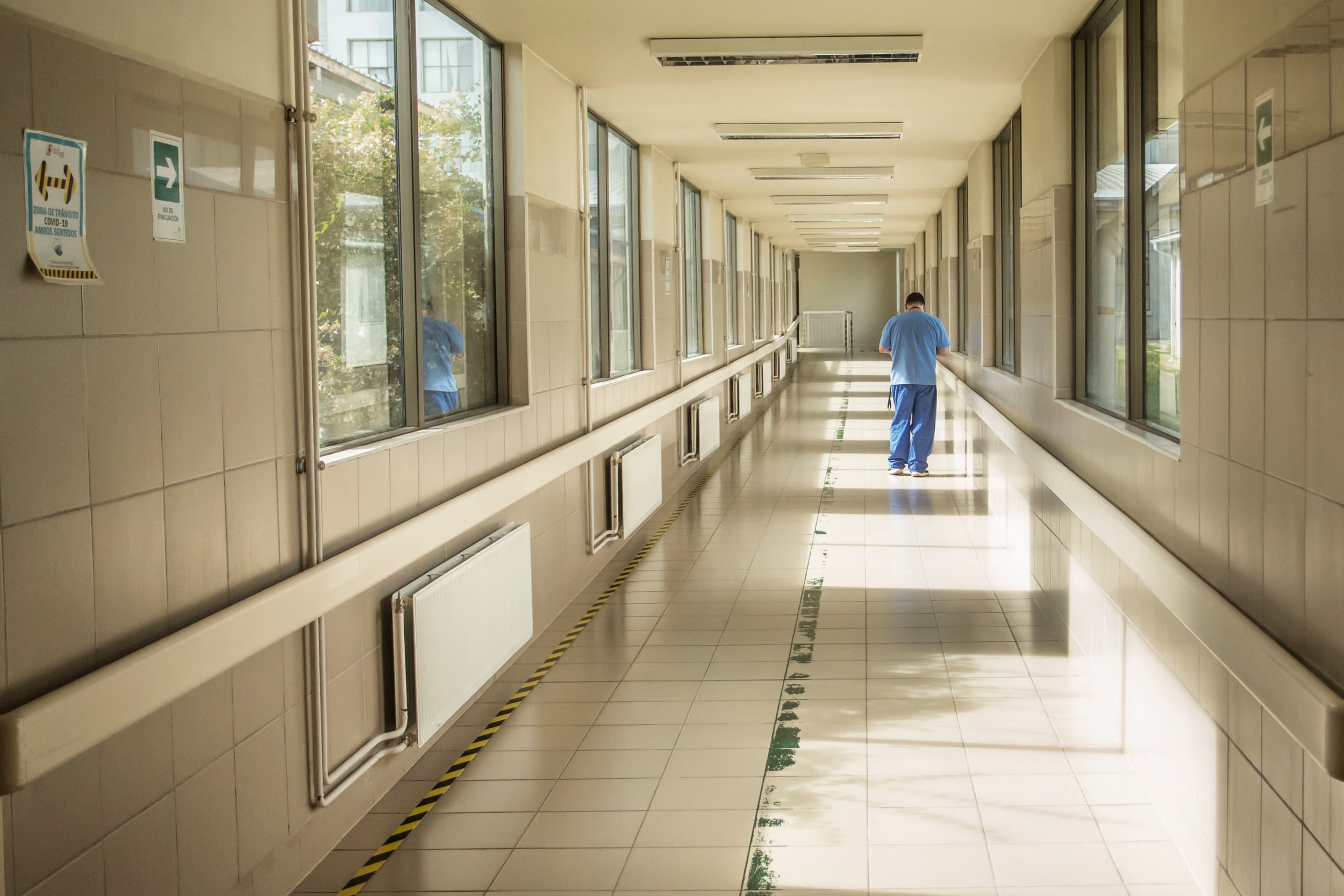 30 DE ENERO 2021 / OSORNO
Personal de salud camina por un pasillo del Hospital Base San Jos de Osorno durante la cuarentena total que afecta a la ciudad debido a la emergencia sanitaria provocada por el coronavirus.
FOTO: FERNANDO LAVOZ /AGENCIAUNO.