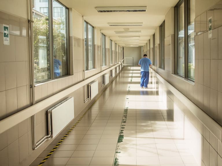 30 DE ENERO 2021 / OSORNO 
Personal de salud camina por un pasillo del Hospital Base San Jos de Osorno durante la cuarentena total que afecta a la ciudad debido a la emergencia sanitaria provocada por el coronavirus.
FOTO: FERNANDO LAVOZ /AGENCIAUNO.
