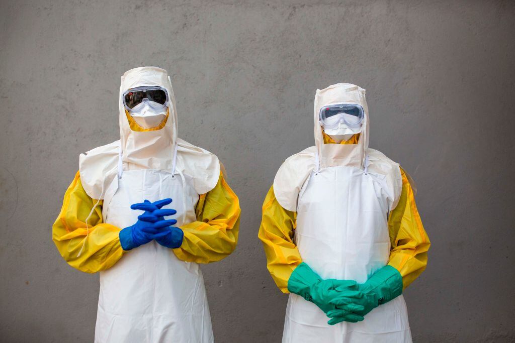 Equipo médico se protege para enfrentar un brote de ébola