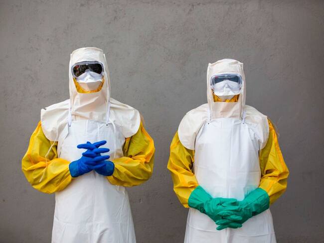Equipo médico se protege para enfrentar un brote de ébola