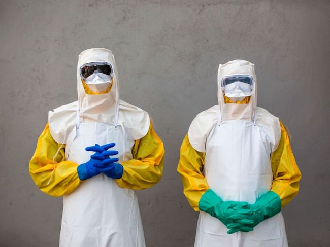 Equipo médico se protege para enfrentar un brote de ébola