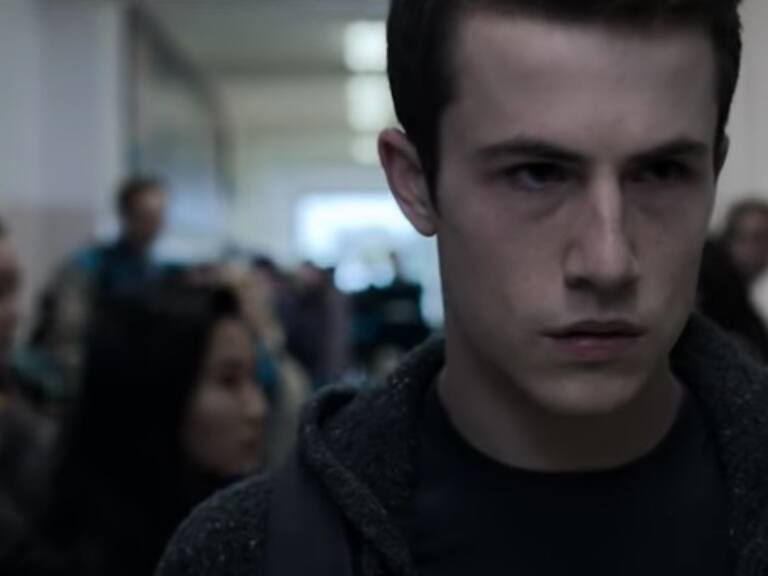 Dylan Minnette de 13 Reasons Why sorprendió con radical cambio de look