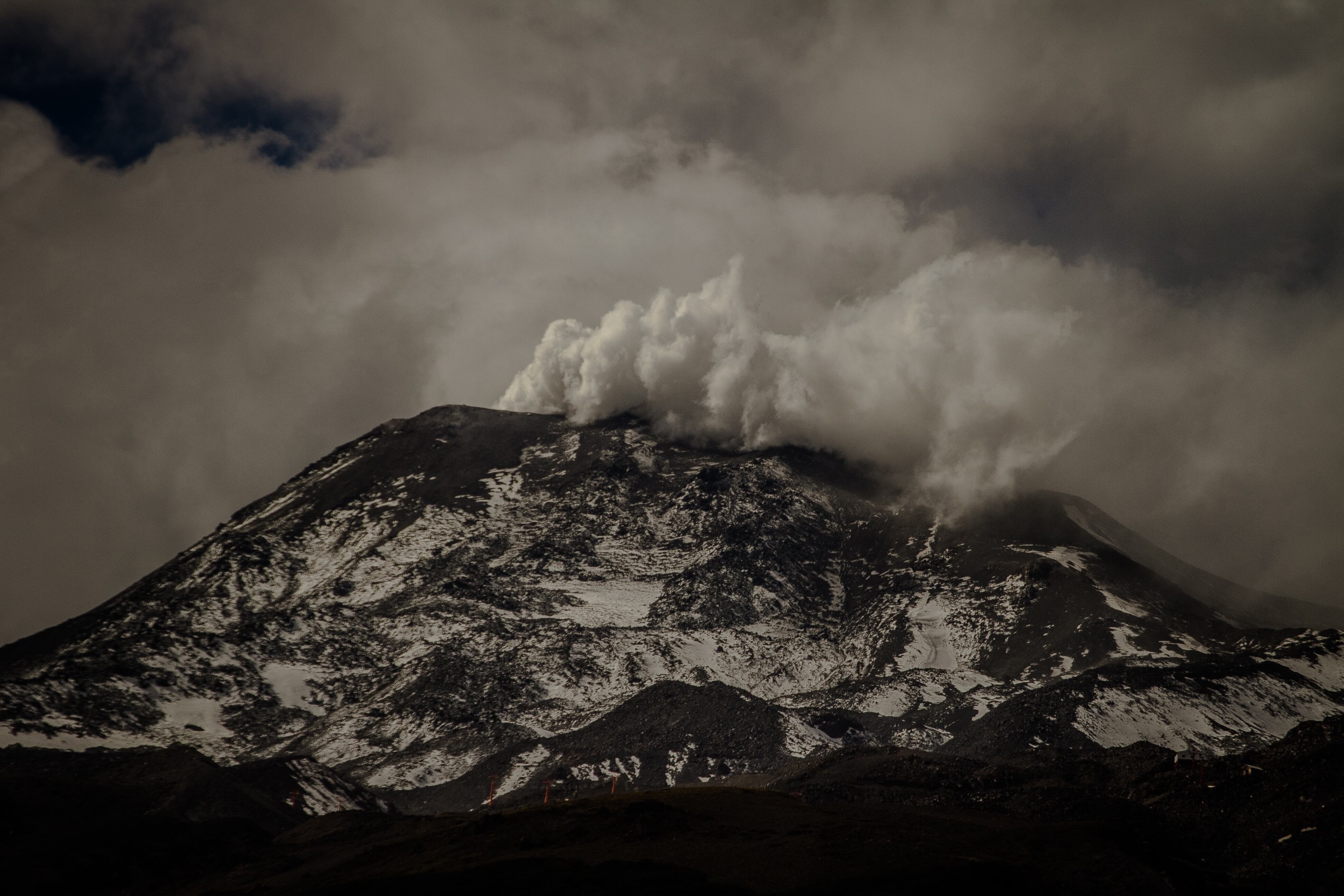 07 de abril de 2018/CHILLAN
El volcán Nevados de Chillán presenta pulsos eruptivos durante las horas de la mañana.
El Nevados de Chillán se encuentra con alerta naranja, decretada por el SERNAGEOMIN, desde la jornada del jueves 5 de abril, tras la creciente actividad y eruptiva que ha presentado.
FOTO: HANS SCOTT / AGENCIAUNO