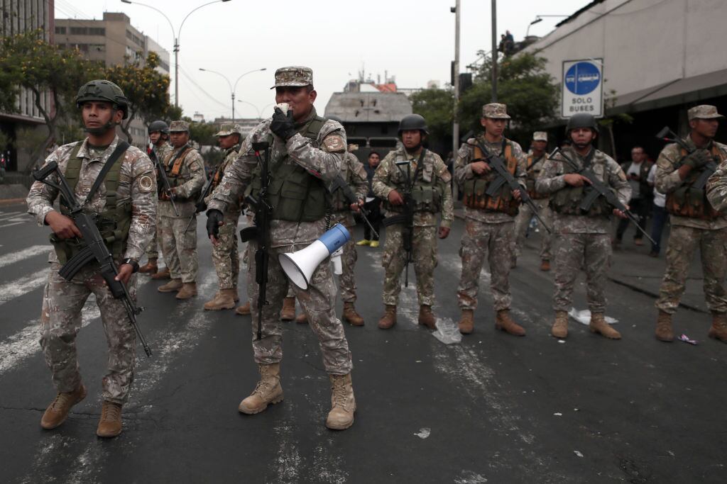 Militares armados y con tanquetas impiden paso de manifestantes en Lima del Perú