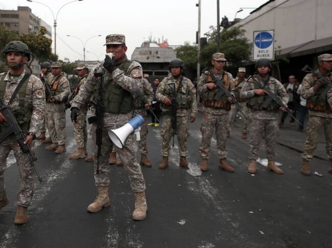 Militares armados y con tanquetas impiden paso de manifestantes en Lima del Perú
