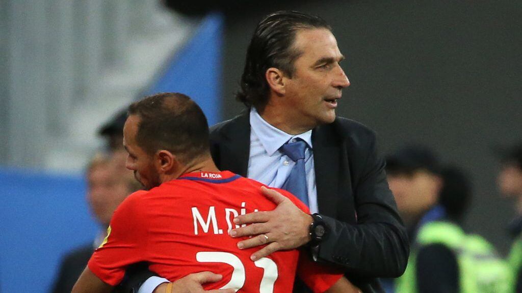 ST PETERSBURG, RUSSIA  JULY 2, 2017: Chile's Marcelo Diaz (L) and head coach Juan Antonio Pizzi in their 2017 FIFA Confederations Cup final football match against Germany at St Petersburg Arena Stadium. Alexander Demianchuk/TASS (Photo by Alexander DemianchukTASS via Getty Images)