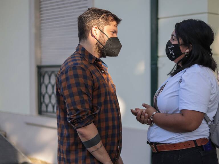 11 de enero del 2022/SANTIAGOEl Presidente Electo, Gabriel Boric, conversa con Daihanna Pereira, viuda del Cabo Nain, durante la llegada a su comando en Condell 249, en la comuna de Providencia.
FOTO: SEBASTIAN BELTRAN GAETE/AGENCIAUNO