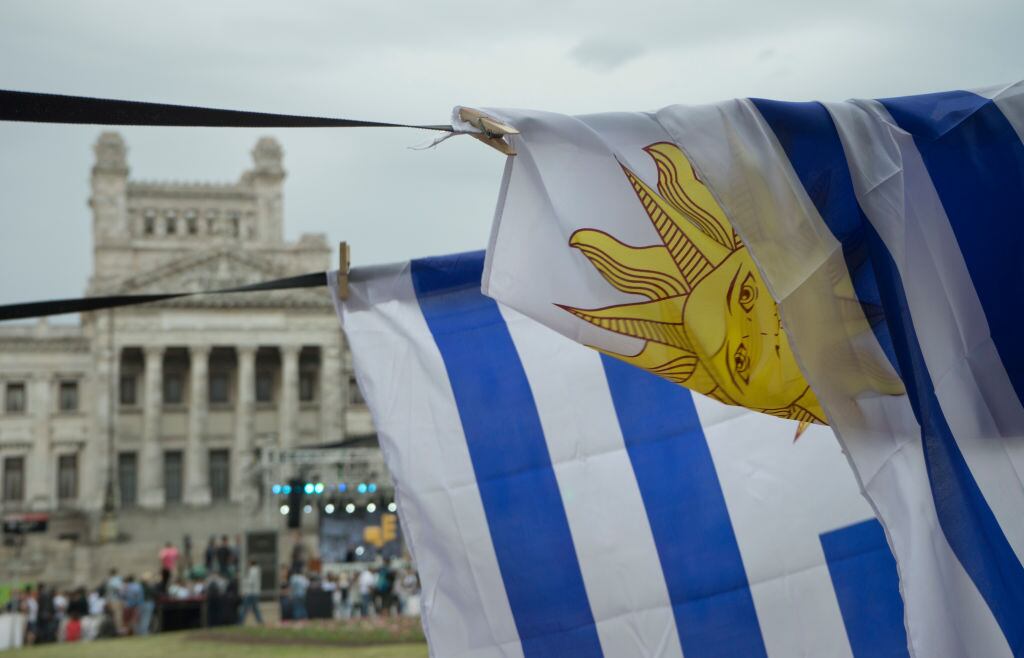 Bandera de Uruguay ante la conmemoración del fin de la dictadura militar