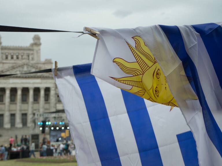 Bandera de Uruguay ante la conmemoración del fin de la dictadura militar