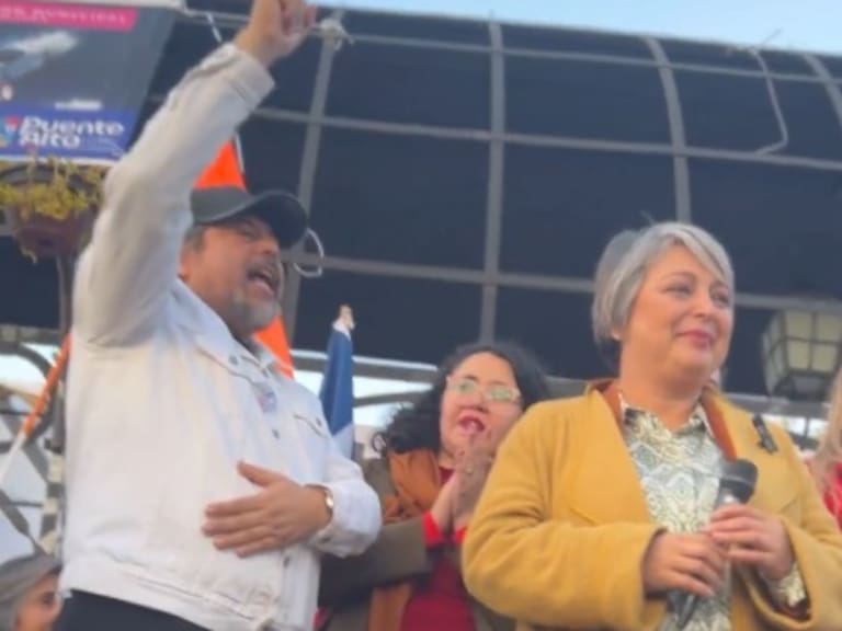 Bombo Fica lo dio todo en cierre de campaña de Jeannette Jara: “Sería sospechosa la weá si no gana”