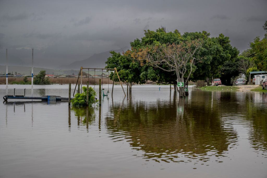 Las lluvias torrenciales provocan las inundaciones en zonas del este de Sudáfrica.