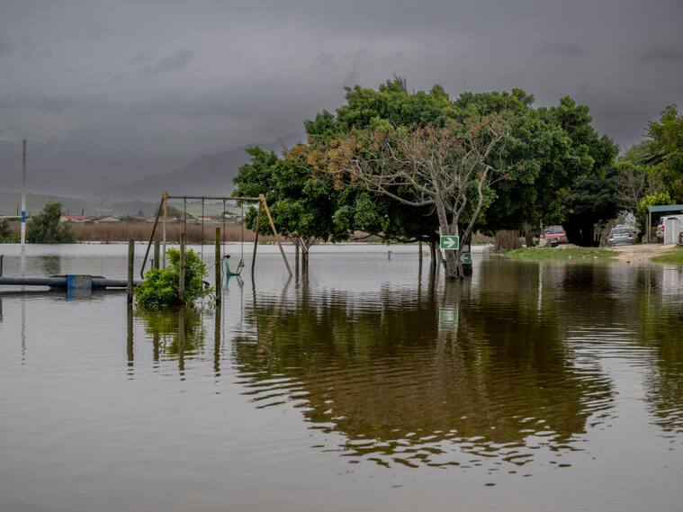 Las lluvias torrenciales provocan las inundaciones en zonas del este de Sudáfrica.